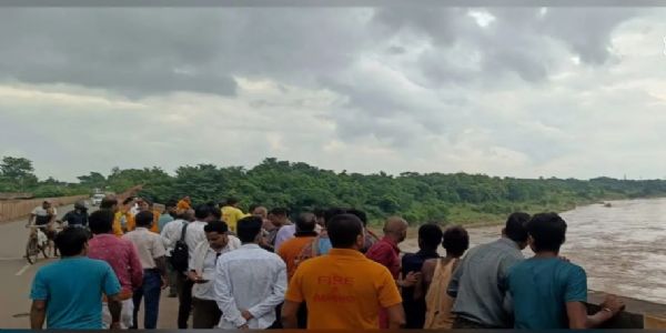जामशोला पुलिया से युवक ने सुवर्णरेखा नदी में लगाई छलांग, तलाश जारी