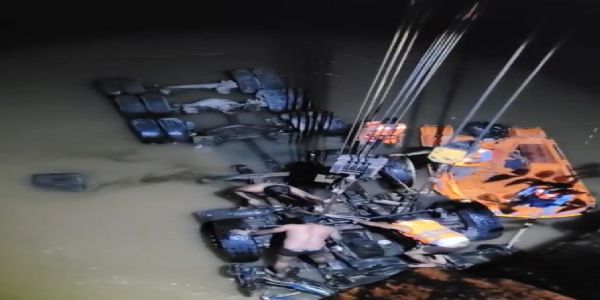 चीलघाट नदी में 40 फीट नीचे समाया 18 चक्का ट्राला, 24 घंटे बाद मिले चालक-क्लीनर के शव