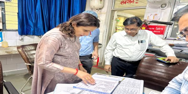 जिलाधिकारी ने जिला महिला चिकित्सालय का किया निरीक्षण, ऑपरेशन थिएटर के बाहर सर्जरी करने वाले चिकित्सकों की सूची चस्पा करने के निर्देश