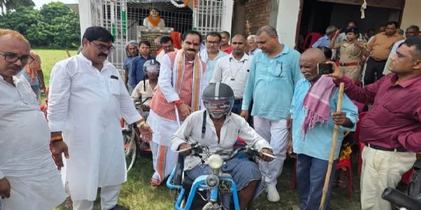 सांसद डॉ. गोपाल जी ठाकुर ने दिव्यांगजनों के बीच बांटी सिलाई मशीन व ट्राई साइकिल