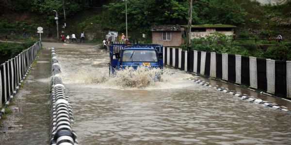 मंडी में झमाझम बारिश, झीलें बनी सड़कें और पुल