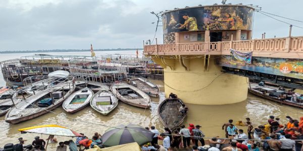 वाराणसी: गंगा की लहरों ने धरा रौद्र रूप, तटवर्ती क्षेत्रों में पहुंचा बाढ़ का पानी