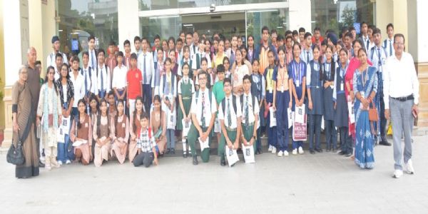 छात्र-छात्राओं ने स्लोगन के माध्यम से जीते-जीते रक्तदान और जाते-जाते नेत्रदान को कैनवास पर उकेरा