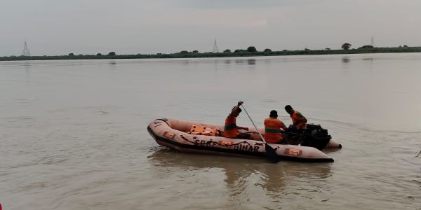 आमी गंगा घाट पर नहाने के दौरान एक युवक डूबा, तलाश जारी