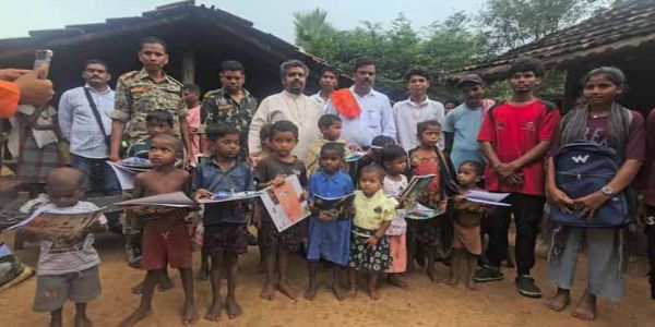 नक्सल पीड़ित परिवारों से मिले प्रेमा साईं महाराज, आर्थिक मदद का किया ऐलान