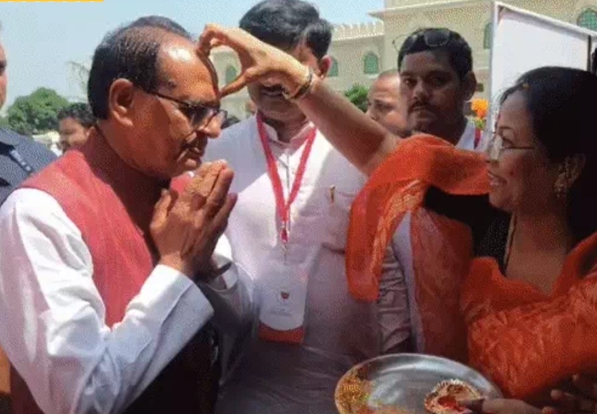 ओरछा पहुंचने पर केंद्रीय मंत्री शिवराज सिंह चौहान का स्वागत ओरछा पहुंचने पर केंद्रीय मंत्री शिवराज सिंह चौहान का स्वागत