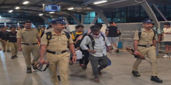 पुलिस सुरक्षा में अवैध बांग्लादेशी प्रवासियों को वापस भेजना पुलिस सुरक्षा में अवैध बांग्लादेशी प्रवासियों को वापस भेजना