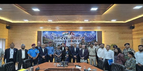 भारत नेपाल समन्वय समिति की बैठक में शामिल दोनों देशों के अधिकारी।