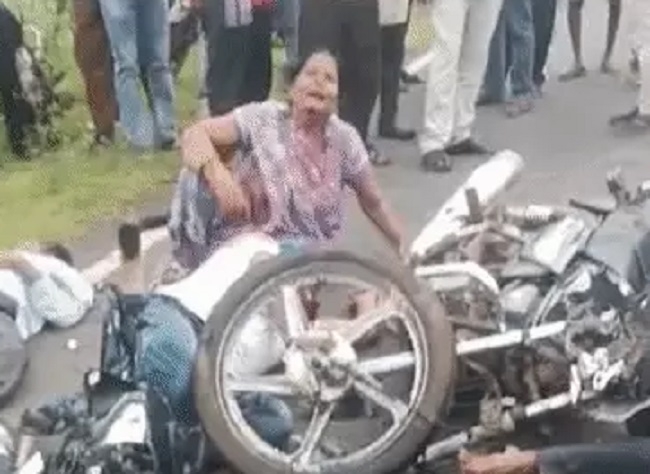 दो बाइकों की भिड़ंत दो बाइकों की भिड़ंत