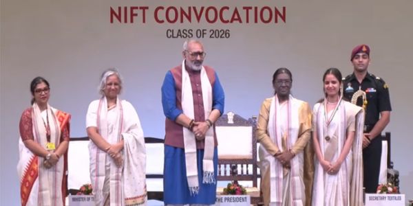 राष्ट्रपति द्रौपदी मुर्मु के साथ अन्य लोग मौजूद। राष्ट्रपति द्रौपदी मुर्मु के साथ अन्य लोग मौजूद।