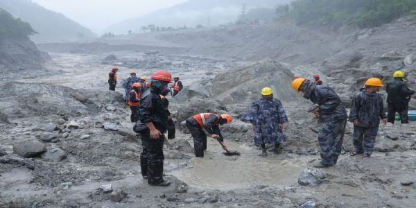 लापता लोगों को ढूंढती रेस्क्यू टीम