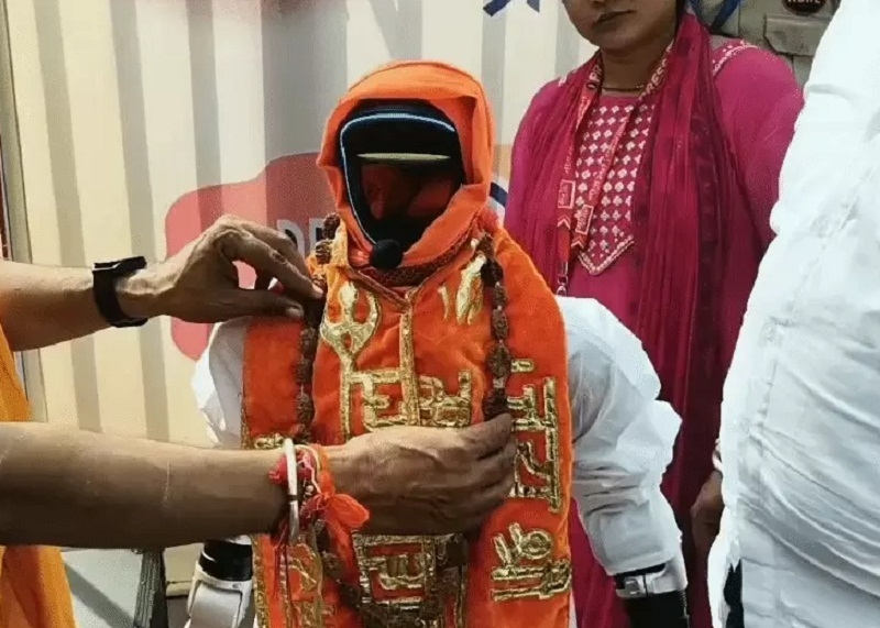 उज्जैन में भगवान महाकाल की सवारी में शामिल हुआ रोबोट उज्जैन में भगवान महाकाल की सवारी में शामिल हुआ रोबोट