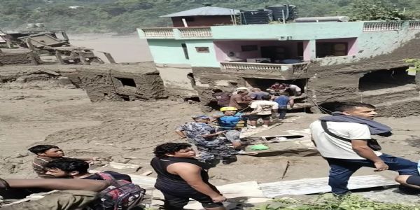 बाढ़ से क्षतिग्रस्त विद्यालय से उद्धार करते सुरक्षाकर्मी बाढ़ से क्षतिग्रस्त विद्यालय से उद्धार करते सुरक्षाकर्मी