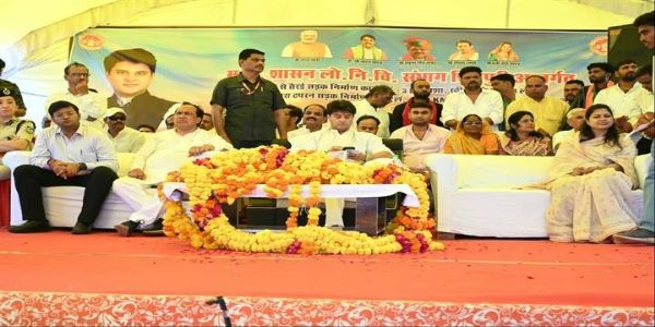 पिछोर में सड़कों के भूमिपूजन कार्यक्रम में केन्द्रीय मंत्री सिंधिया पिछोर में सड़कों के भूमिपूजन कार्यक्रम में केन्द्रीय मंत्री सिंधिया