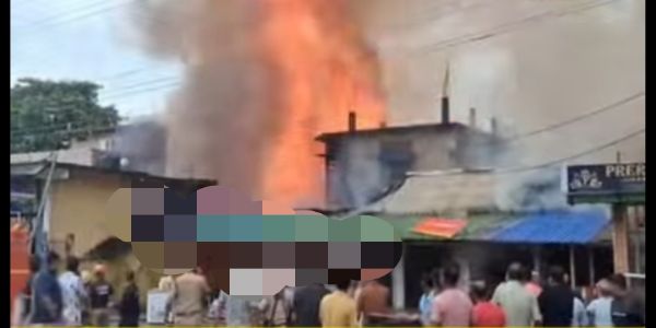 असम : बोकाखात में 14 गैस सिलेंडरों में विस्फोट से व्यावसायिक प्रतिष्ठान जलकर राख