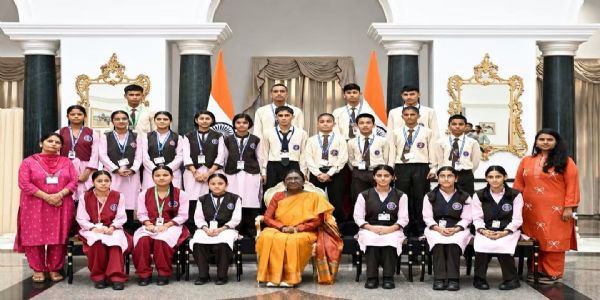एकलव्य विद्यालयों के विद्यार्थियों ने राष्ट्रपति द्रौपदी मुर्मु से की भेंट