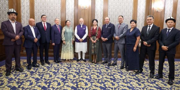 प्रधानमंत्री मोदी ने बिश्केक में महात्मा गांधी को दी श्रद्धांजलि, भारत से जुड़ाव रखने वाले लोगों से भी की मुलाकात