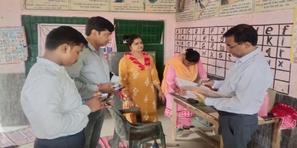 जिलाधिकारी ने स्कूलों का किया औचक निरीक्षण, छात्र-छात्राओं की उपस्थिति पर दिया जोर