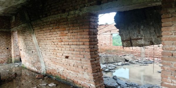 भरभराकर गिरी स्कूल की छत, बाल-बाल बचे 35 बच्चे