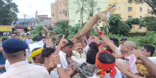 भाजपा कार्यालय के बाहर हाई-वोल्टेज ड्रामा, युवा कांग्रेस कार्यकर्ताओं से छीना पुतला