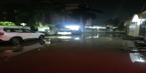वाराणसी : बुद्ध विहार कॉलोनी में बीते 17 दिनों से सीवर जाम, जलकल विभाग कर रहा अनदेखी