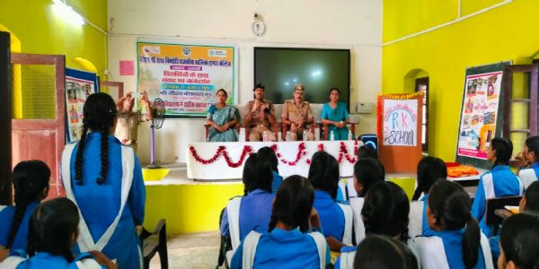 डीसीपी काशी जोन गौरव बंसवाल ने छात्राओं से किया संवाद