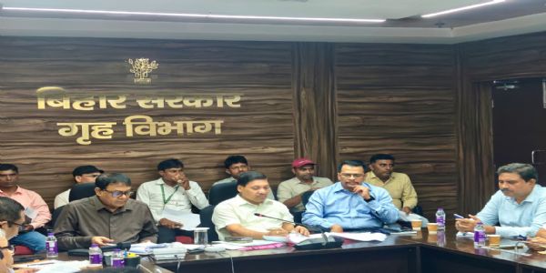 गृह विभाग में प्रधान सचिव ने की विभिन्न प्रशाखाओं के लंबित मामलों की समीक्षा