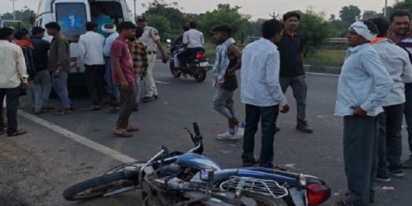 मंदसौर : मल्हारगढ़ मंडी के सामने रॉन्ग साइड से आए वाहन ने बाइक को मारी टक्कर, पति की मौत; पत्नी गंभीर