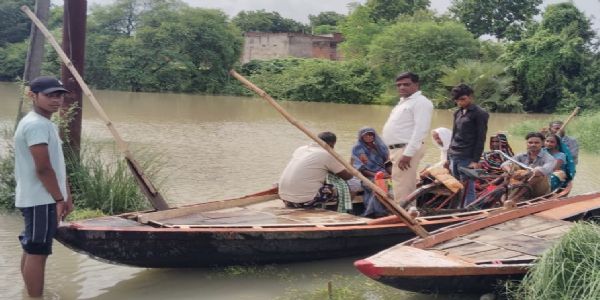रपटा डूबा तो नाव बनी सहारा, चुनार तहसील से टम्मलगंज का संपर्क टूटा