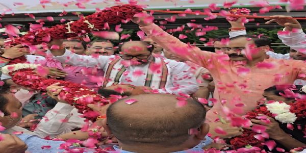भाजपा के राष्ट्रीय महामंत्री हरीश द्विवेदी का लखनऊ, बाराबंकी और अयोध्या में जगह-जगह स्वागत, कार्यकर्ताओं ने फूल-मालाओं से लादा