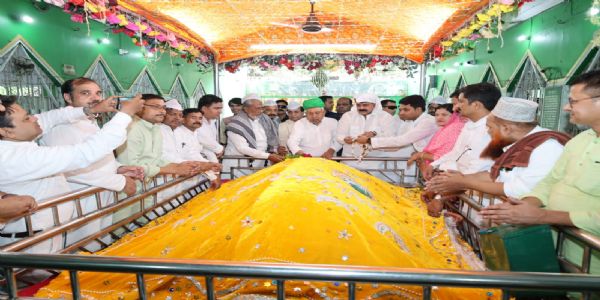 वार्षिक उर्स में नीतीश कुमार ने मजार पर की चादरपोशी
