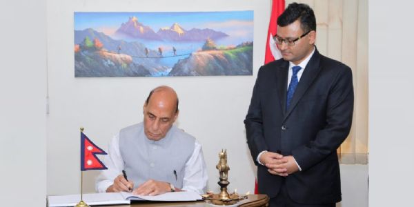 राजनाथ ने नेपाली दूतावास पहुंचकर बाढ़ से हुई जनधन की हानि पर दुख जताया