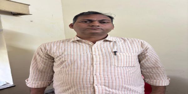 रेलवे पुलिस चौकी का आरक्षक 70 हजार रुपए रिश्वत लेते गिरफ्तार