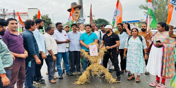 राहुल गांधी पर प्राथमिकी के विरोध में कांग्रेस ने किया प्रदर्शन