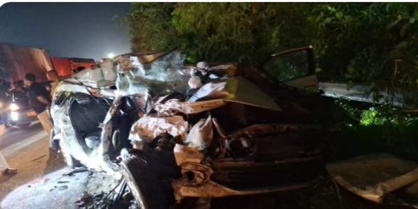 नाेएडा में बेकाबू ट्राला वाहन डिवाइडर तोड़कर कार से टकराया, पिता-पुत्र समेत चार की मौत