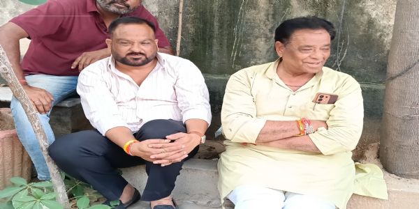 टिकट वितरण पर कांग्रेस में बवाल: रोहित बोहरा के घर के बाहर धरने पर बैठे पूर्व अध्यक्ष तिवाड़ी