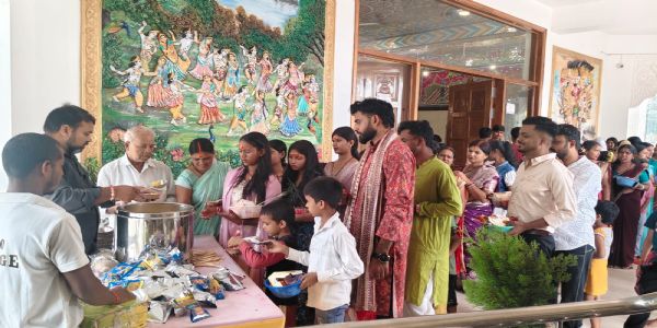 राधाकृष्ण प्रणामी मंदिर में श्रद्धालुओं में बांटा गया अन्नपूर्णा महाप्रसाद
