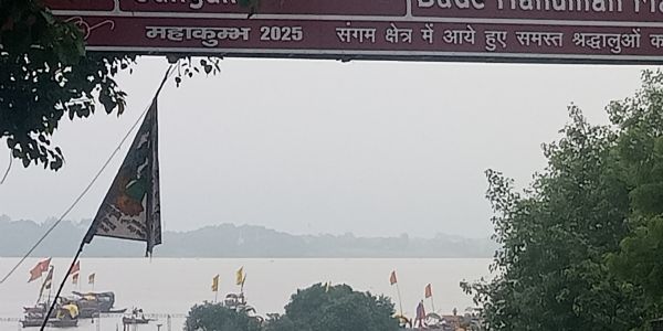प्रयागराज में गंगा-यमुना का जलस्तर बढ़ , सभी तटबंध सुरक्षित