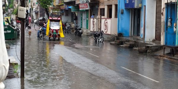 जौनपुर में लगातार बारिश से जलभराव, जन जीवन प्रभावित