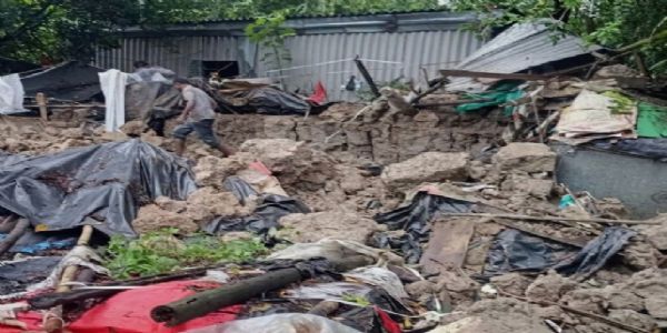 बारिश से मिट्टी का घर ढहा, पिता-पुत्री की मौत