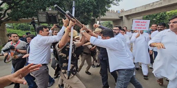 मॉनसून सत्र के दूसरे दिन भी कांग्रेस विधायकों ने किया पैदल मार्च