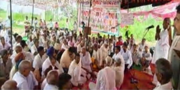 गंगा तटबंध के निर्माण की मांग को लेकर 11 वें दिन भी किसानों का धरना जारी