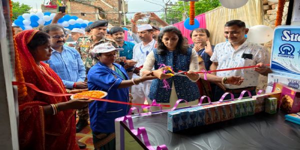 जिलाधिकारी ने किया जीविका सुधा बिक्री केंद्र का उद्घाटन
