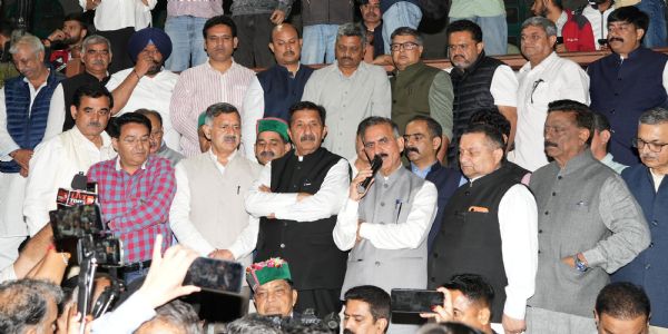 राहुल गांधी के खिलाफ एफआईआर दर्ज करने के विरोध में कांग्रेस का प्रदर्शन