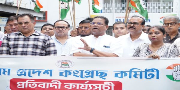 राहुल गांधी के विरुद्ध प्राथमिकी के विरोध में गुवाहाटी में एपीसीसी ने किया प्रदर्शन
