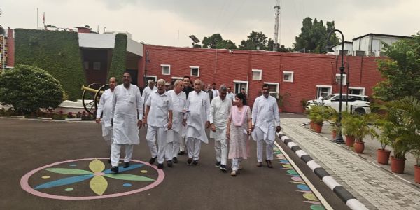विधानसभा परिसर में विधायकों से धक्का-मुक्की के खिलाफ राज्यपाल के पास पहुंची कांग्रेस