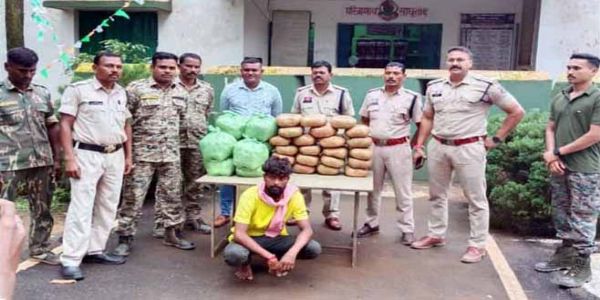 घर में छिपाकर रखे 42 किलो अवैध गांजा के साथ एक आराेपित गिरफ्तार
