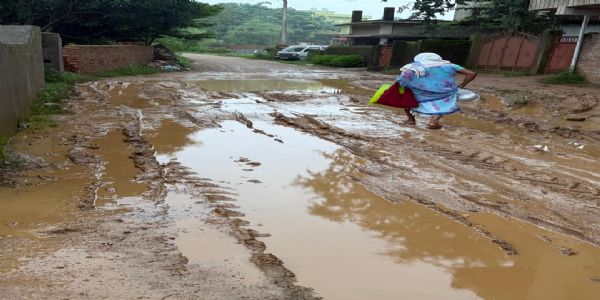 कीचड़ और जलजमाव से सिरूम टोली जाने वाले लोग परेशान