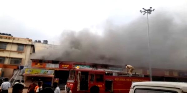 यालदह स्टेशन के बाहर भोजन की दुकान में आग, मची अफरा-तफरी