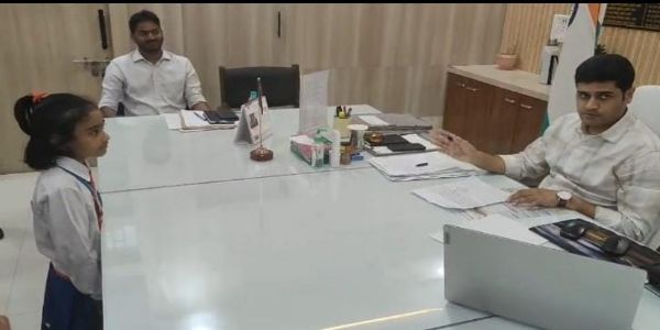 मऊ : सात साल की समरा ने जिलाधिकारी से स्कूल मार्ग बनवाने की लगाई गुहार